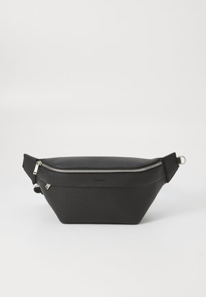 Riñonera negra de cuero con cierre de cremallera, forma angular, superficie texturizada y acentos de hardware en tono plateado.