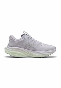 Zapatilla de running gris claro con parte superior de malla, acentos tonales y una suela ondulada y acolchada en verde pálido. Presenta cordones y un logo en el lateral.