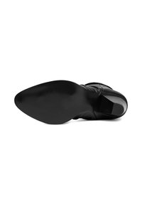 Czarny skórzany but z ostrym noskiem i lekko kwadratowym obcasem. Górna część o gładkiej teksturze, matowe wykończenie podeszwy. Marka widoczna na podeszwie.