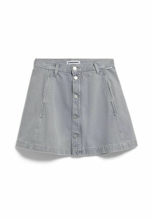 Grijze denim A-lijn rok met knopen aan de voorkant, riemlussen en zijzakken, plat liggend op een witte achtergrond.