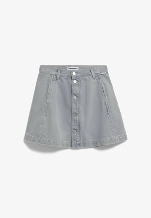 Grijze denim A-lijn rok met knopen aan de voorkant, riemlussen en zijzakken, plat liggend op een witte achtergrond.