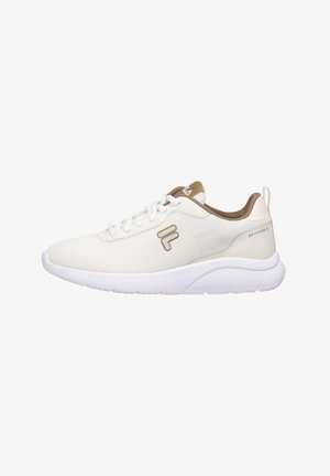 Weiße Sportschuhe mit strukturiertem Mesh-Obermaterial, runder Zehenpartie und weißer Sohle. Braune Akzente am Kragen und Logodetail an der Seite.