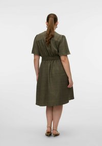 Vero Moda Curve VMCMELANEY MIDI - Marškininė suknelė - kambaba