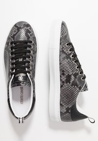Roberto Cavalli Matalavartiset tennarit - black