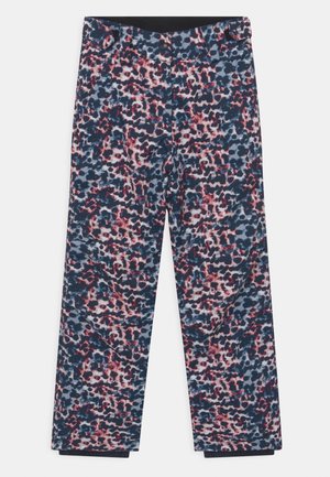 Loszittende broek met abstract blauw, zwart en rood gevlekt patroon, knoop aan de voorkant en zichtbare zijzakken op een witte achtergrond.