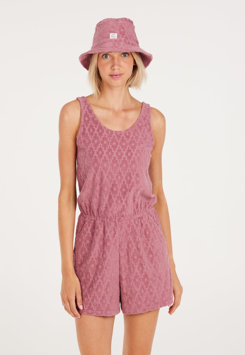 Combinaison texturée rose avec un décolleté rond et une taille élastique, associée à un chapeau seau assorti arborant un petit logo à l'avant.
