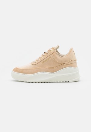 Baskets en daim beige avec semelle épaisse blanche, fermeture à lacets et logo "Filling Pieces" sur le côté sur fond blanc uni.