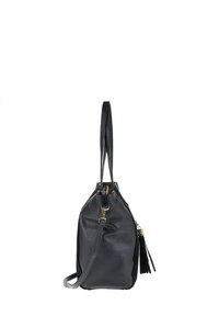 Zwarte leren handtas met een gestructureerde afwerking, langwerpige vorm, enkele schouderriem, gouden hardware en een kwastje als accent.