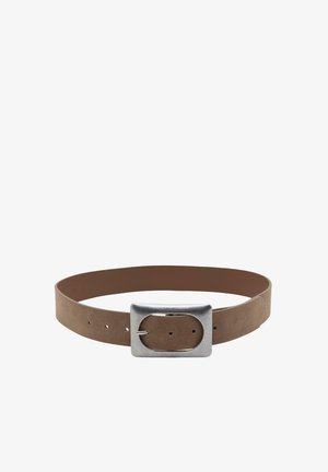 Ruskea mokkanahkainen vyö, jossa on suuri suorakulmainen hopeanvärinen solki ja useita säätöreikiä valkoisella taustalla.