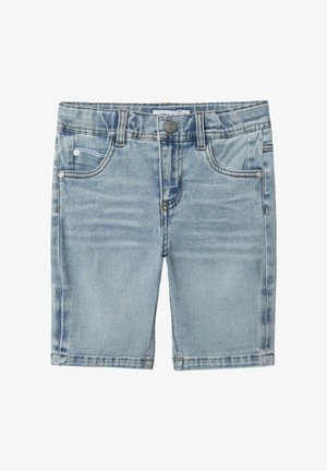 Gai zilā džinsa šorti ar gludu tekstūru, pieci kabatas, redzama šuvju līnija un metāla pogas pie jostas. Klasisks taisns griezums.