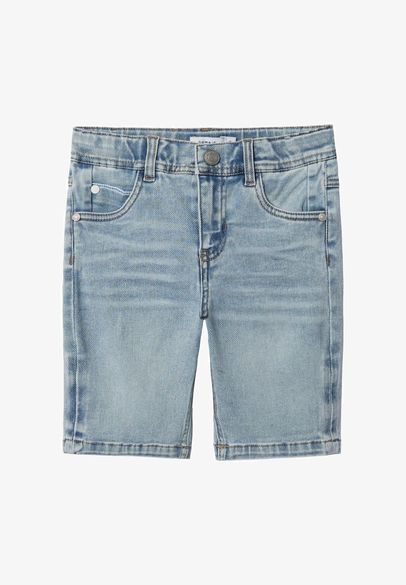 Světle modré denimové šortky s hladkou texturou, pěti kapsami, viditelným šitím a kovovým knoflíkem v pase. Klasický rovný střih.