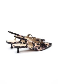 Zapatos de tacón tipo slingback en piel sintética negra con un patrón floral. Presentan una punta afilada, tiras finas y un tacón bajo tipo kitten.