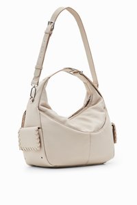 Sac à épaule en cuir beige avec une forme incurvée, accent tissé sur une poche latérale, bandoulière réglable et quincaillerie en ton argent.