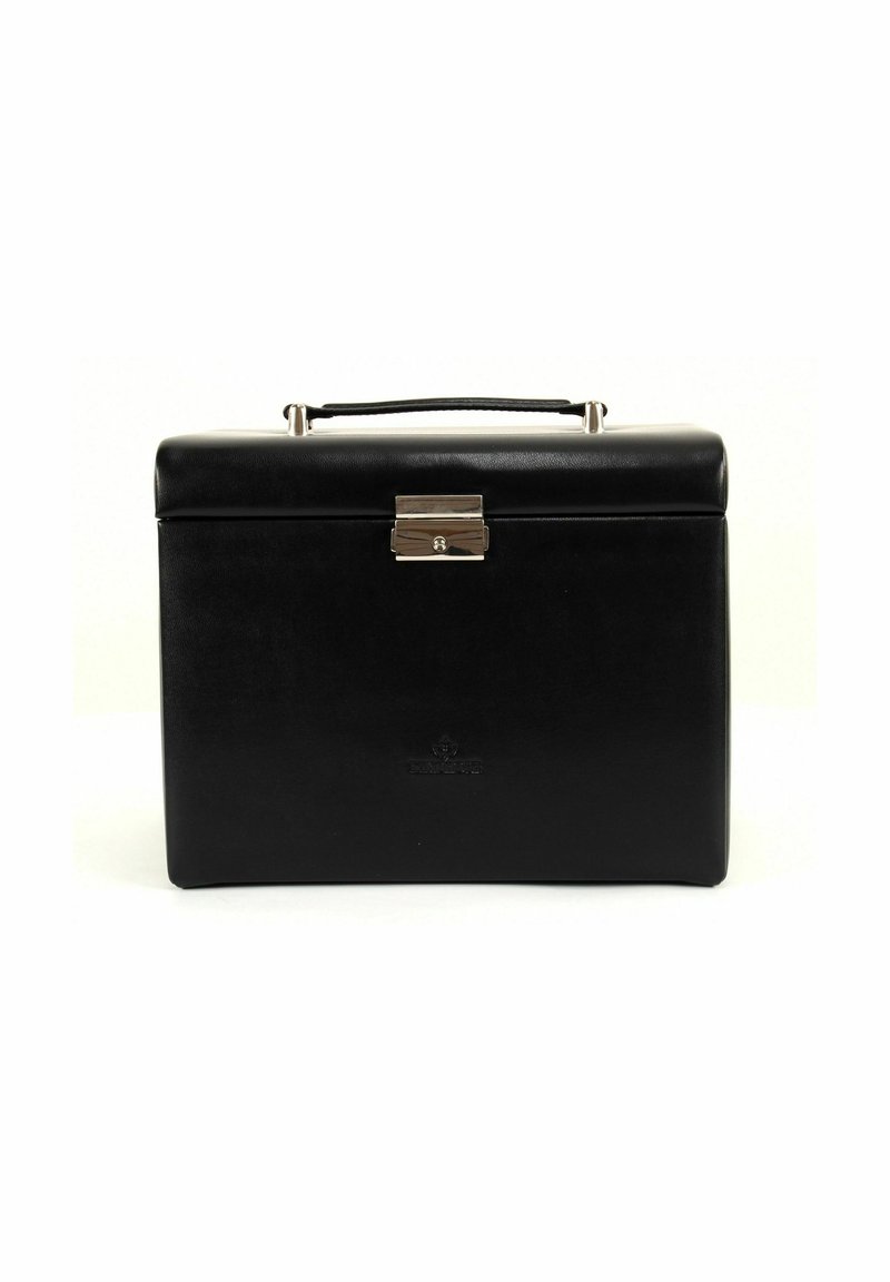 Malette en cuir noir de forme rectangulaire, avec un verrou en métal argenté et une poignée supérieure. Texture lisse et logo en relief à l'avant.