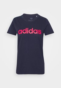Navyblå bomullströja med en stor rosa gradient "adidas"-logga över bröstet. Korta ärmar och rund halsringning.