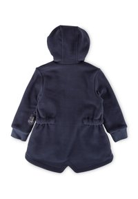 Marineblaue Fleecejacke mit Kapuze, die eine taillierte Passform und eine weiche Textur bietet. Das Design umfasst einen gewellten Saum und gerippte Bündchen.