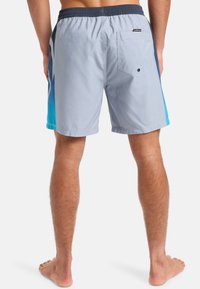 Sivé plavky s modrými akcentmi, ľahký materiál, elastický pás a zadná vrecko so zapínaním na gombík.