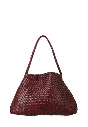 Borsa in pelle intrecciata color bordeaux. Presenta una forma curva e una tracolla intrecciata. Texture liscia con una finitura lucida.