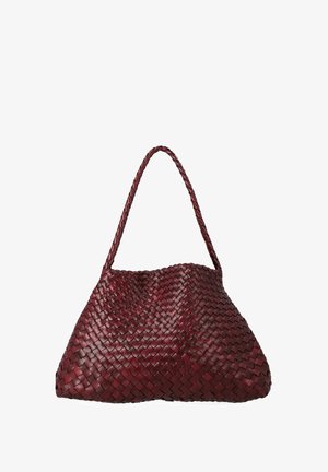 Borsa in pelle intrecciata color bordeaux. Presenta una forma curva e una tracolla intrecciata. Texture liscia con una finitura lucida.