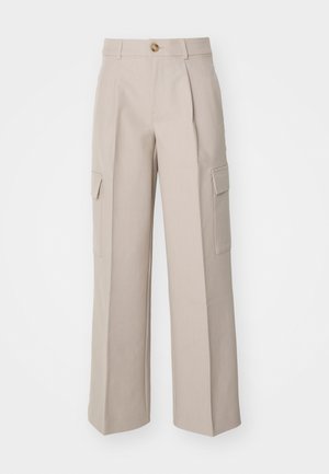 Beige vide bukser laget av stoff, med frontfolder og to sidelommer til cargo. Inkluderer en front knappelukking.