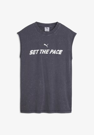 Bez rękawów ciemnoszary sportowy T-shirt z tekstem "SET THE PACE" i białym logo Puma na piersi.
