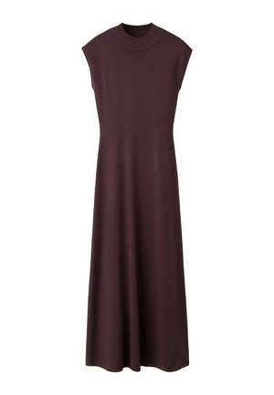 Hihaton, pitkä tummanruskea neulemekko, jossa korkea pyöreä kaulus ja lievä levenemä helmassa valkoista taustaa vasten.