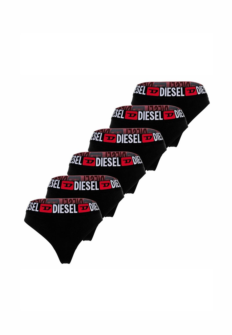 Schwarze Damenunterhosen mit einem breiten Bund, der das "DIESEL"-Logo in Rot und Weiß zeigt. Glatter Stoff, minimalistisches Design, Sechserpack.
