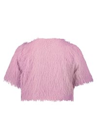 Kurzes, pinkfarbenes Crop-Top mit flauschiger Textur, kurzen Ärmeln und fransigen Kanten, das ein einfaches Design ohne Verschlüsse oder Verzierungen präsentiert.