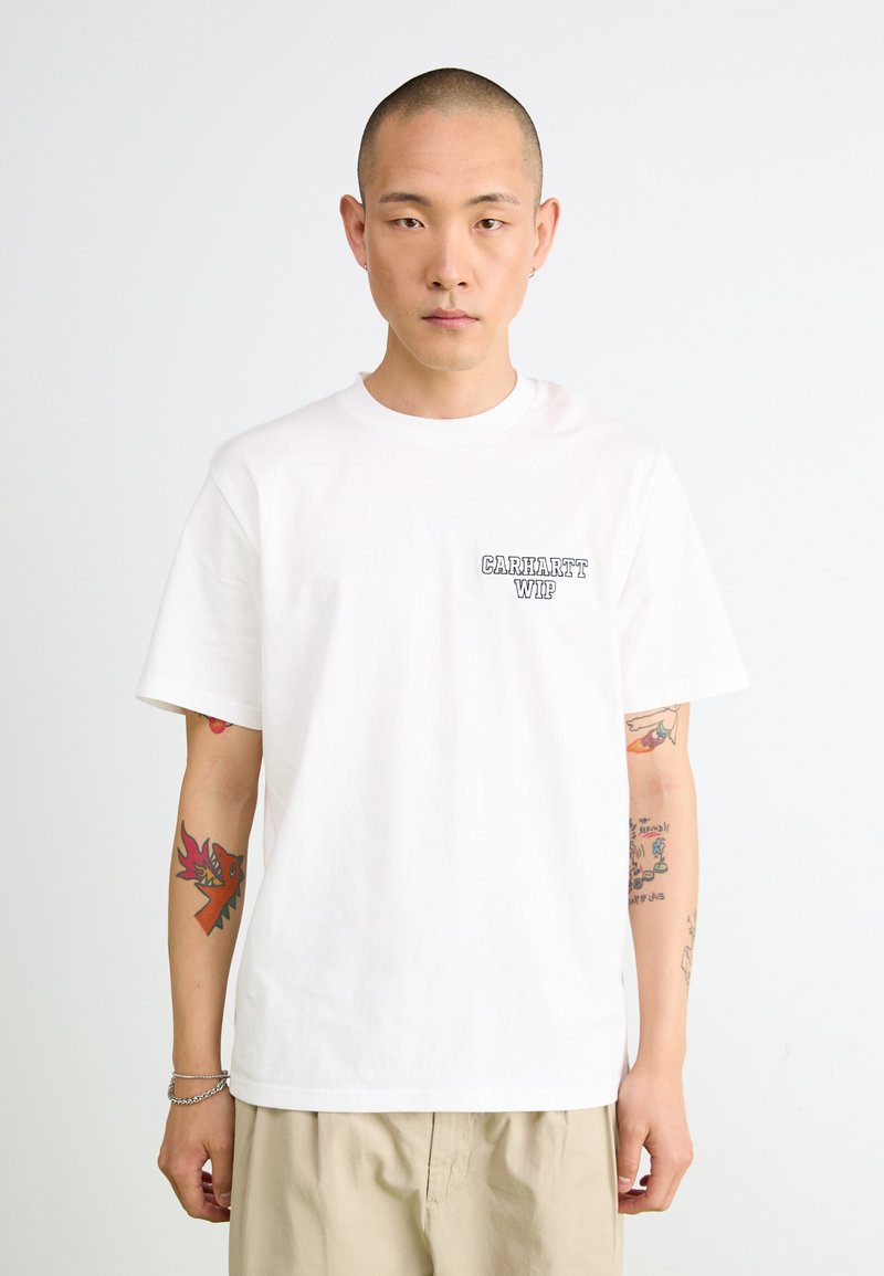 Maglietta bianca in cotone con un piccolo logo Carhartt WIP nero sul petto sinistro. Collo rotondo, maniche corte, vestibilità rilassata.