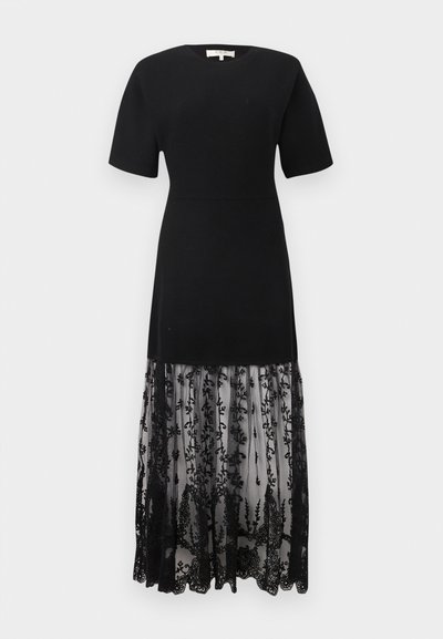 Μαύρο φόρεμα με κοντά μανίκια, εφαρμοστό μπούστο και διάφανο δαντελένιο κάτω μέρος με κεντήματα λουλουδιών και κυματιστό τελείωμα.