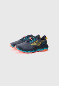 Baskets de sport pour hommes en bleu marine et gris avec des accents turquoise. Présentent un dessus texturé, une semelle proéminente et une semelle extérieure corail vif.