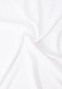 Tissu blanc texturé avec un motif subtil, drapé pour montrer une texture douce et lisse ainsi qu'un éclat uniforme. Convient à diverses applications textiles.