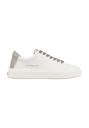 Sneaker bianca in pelle con tacco grigio testurizzato, lacci grigi e logo in rilievo. Presenta una suola bianca spessa e dettagli di cucitura.