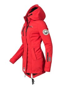 Chaqueta impermeable roja con cintura ajustable mediante cordón, capucha y varios bolsillos con cremallera. Presenta parches con la marca y un acabado texturizado.