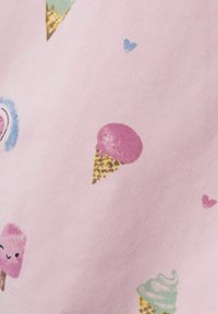 Tessuto rosa con vari design di gelati, tra cui coni e ghiaccioli, decorato con cuori azzurri e rosa in un motivo giocoso.