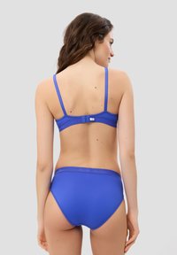 Bikini-Set in Blau mit strukturiertem, glattem Stoff. Verstellbare Träger und ein Hakenverschluss im Rücken. Hoch geschnittene Unterteile.