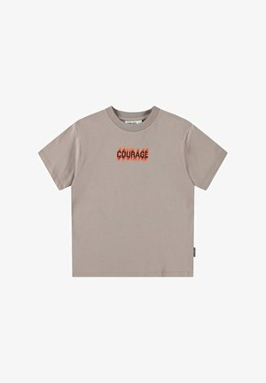 Korte mouw beige t-shirt met een ronde hals. Voorzien van "COURAGE" in een vurig oranje ontwerp over de borst. Gemaakt van zacht katoen.