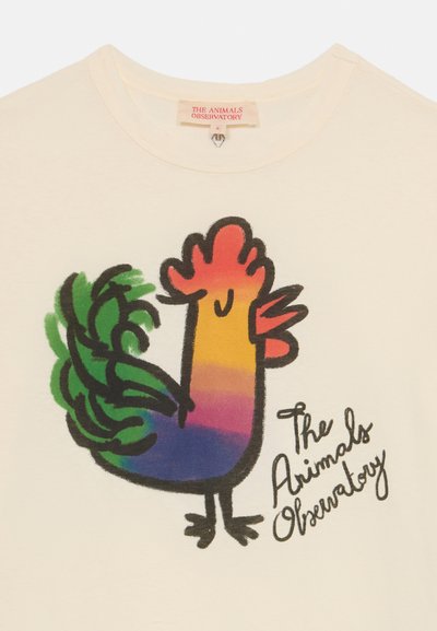 Camiseta de algodón color crema con un gráfico de gallo colorido que presenta plumas verdes, acentos naranjas y morados, y el texto "The Animals Observatory".
