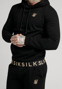 SIKSILK Jersey con capucha - black