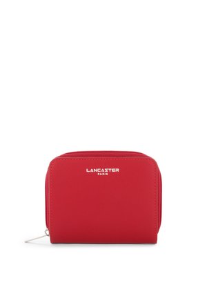 Portafoglio rosso con zip realizzato in materiale sintetico liscio, caratterizzato da una forma rettangolare e il logo in rilievo "LANCASTER PARIS" sulla parte anteriore.