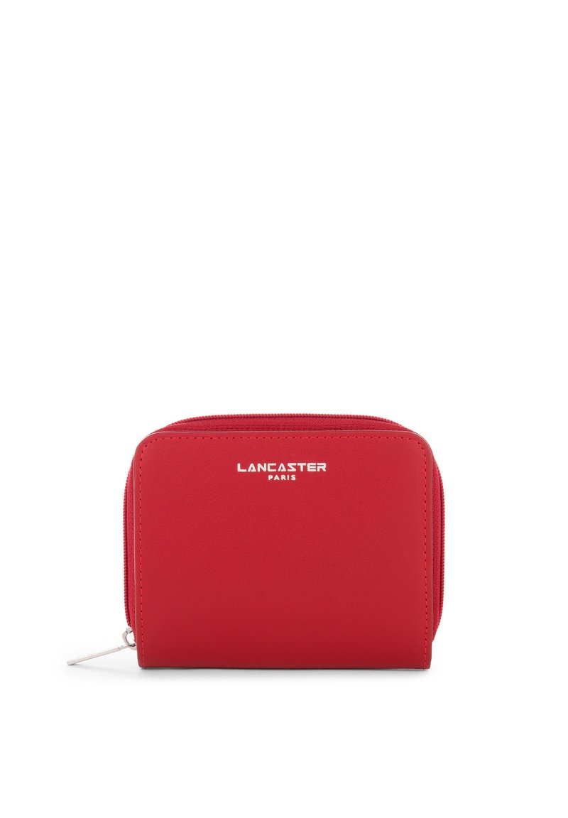 Portafoglio rosso con zip realizzato in materiale sintetico liscio, caratterizzato da una forma rettangolare e il logo in rilievo "LANCASTER PARIS" sulla parte anteriore.