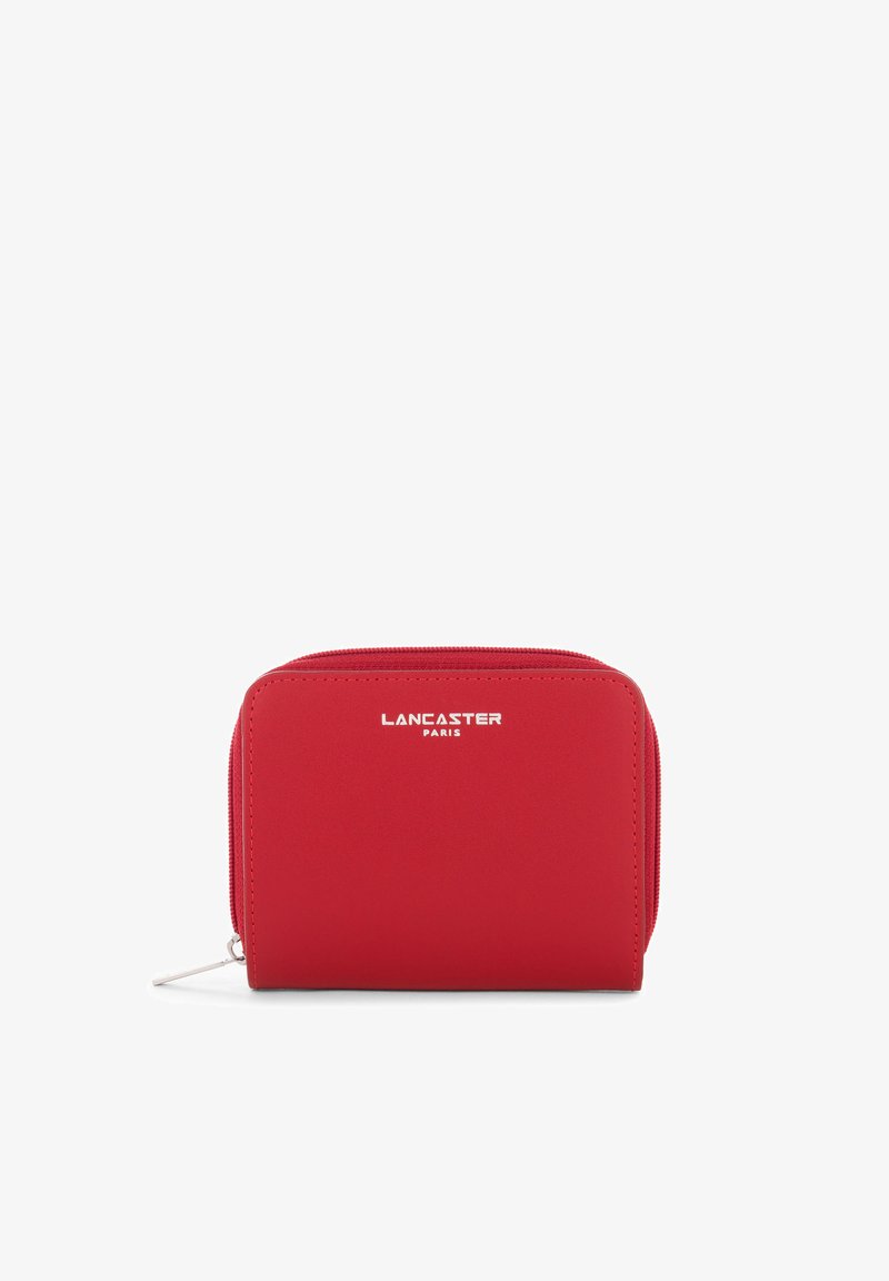 Portafoglio rosso con zip realizzato in materiale sintetico liscio, caratterizzato da una forma rettangolare e il logo in rilievo "LANCASTER PARIS" sulla parte anteriore.