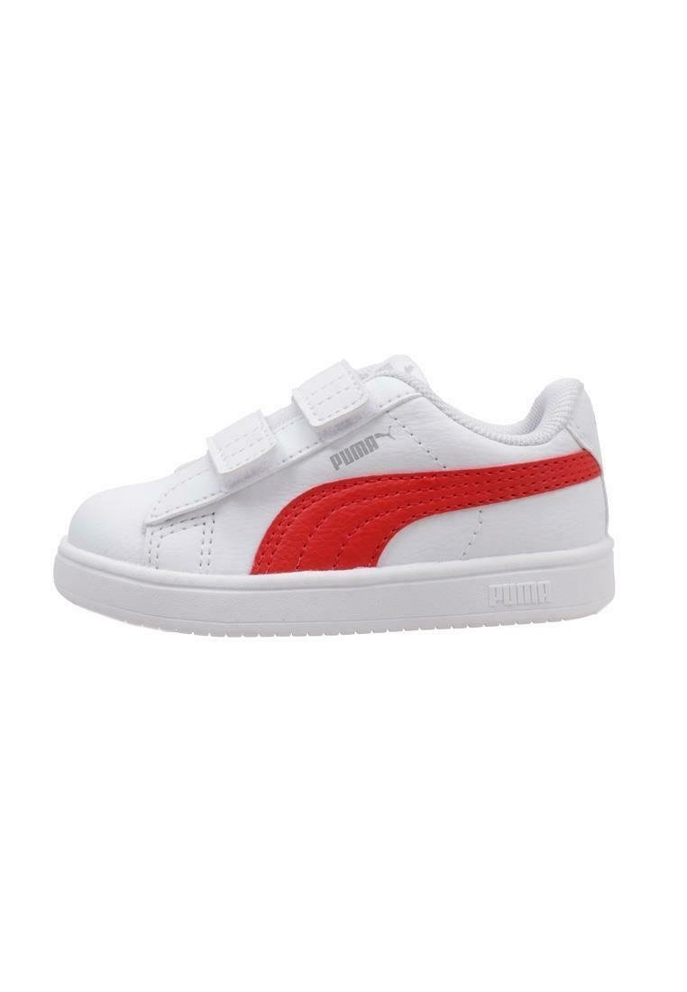 Sneaker bianca con accenti rossi e due cinturini in Velcro. Realizzata in materiale sintetico con dettagli cuciti e una suola in gomma testurizzata.