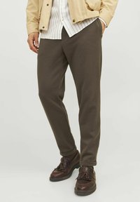 Jack & Jones JPSTACE SMART - Tracksuit bottoms - wren