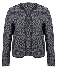 Cardigan à manches longues gris foncé et noir avec des motifs géométriques triangulaires et en losange, devant ouvert et encolure arrondie.