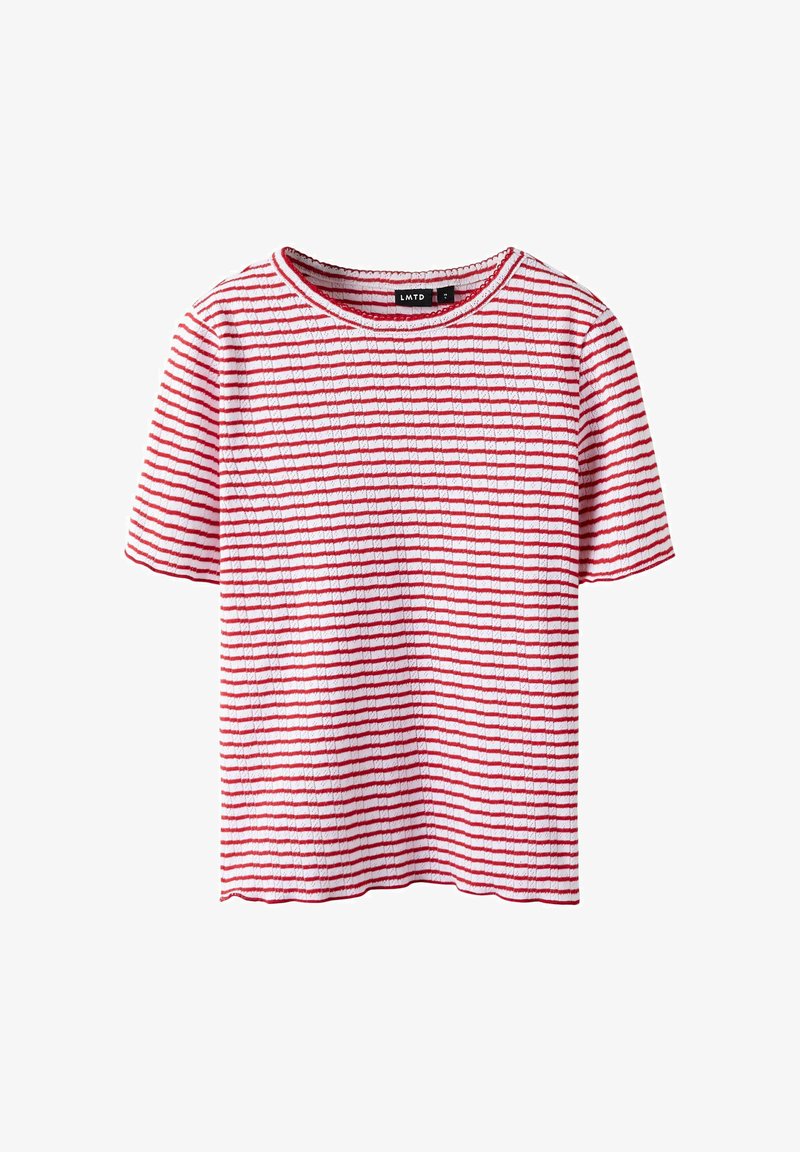 Camiseta de manga corta a rayas en rojo y blanco, con un cuello redondo y una tela texturada con líneas horizontales. Etiqueta marcada como LMTD.