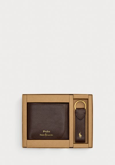 Portafoglio in pelle marrone scuro con texture e portachiavi coordinato con logo Polo Ralph Lauren in oro, presentato in una scatola regalo marrone su sfondo bianco.