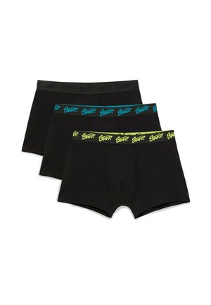 Tre sorte mænds boxerbriefs arrangeret overlappende, med linninger i sort, blå og gul, hver med et gentaget SWTP-logo.