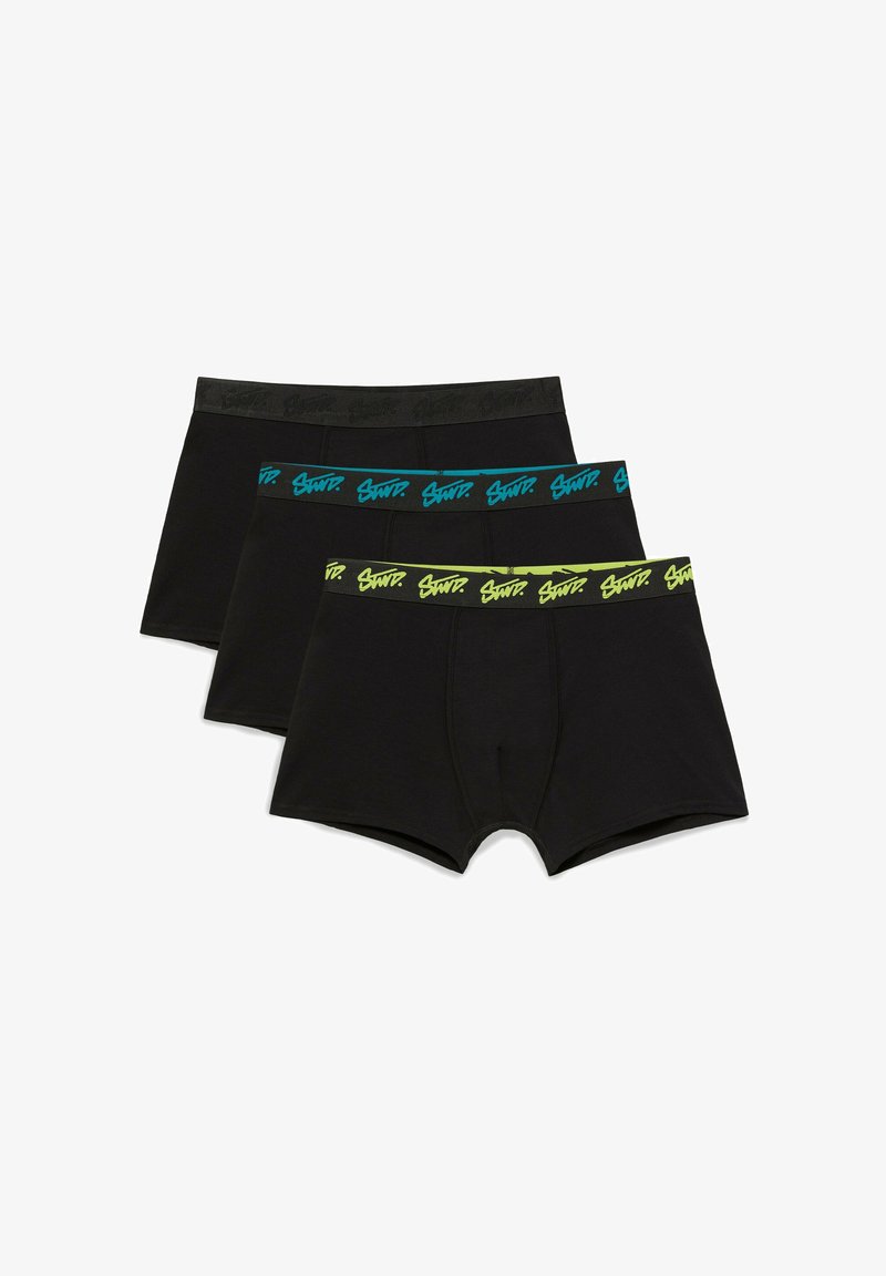 Trois boxers noirs pour hommes disposés en chevauchement, avec des ceintures noires, bleues et jaunes, chacun arborant un logo SWTP répété.