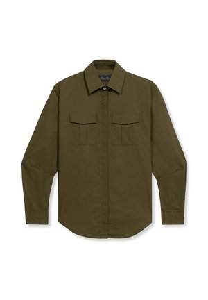 Groen olijfgroen overhemd met lange mouwen, knopen en kraag, met twee borstzakken met knopen, plat uitgespreid tegen een witte achtergrond.